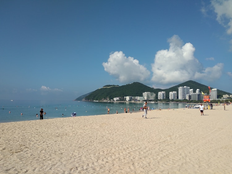 三亚旅游住在哪个区域比较好,三亚旅游必去十大景点插图