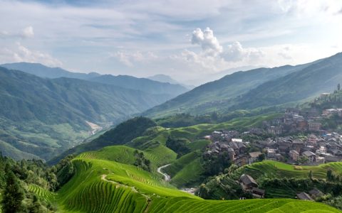 旅游景点丰富的原因,旅游景点丰富英文