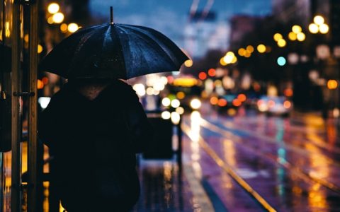 晚上下班下雨的说说心情短语,下雨的朋友圈说说心情短语