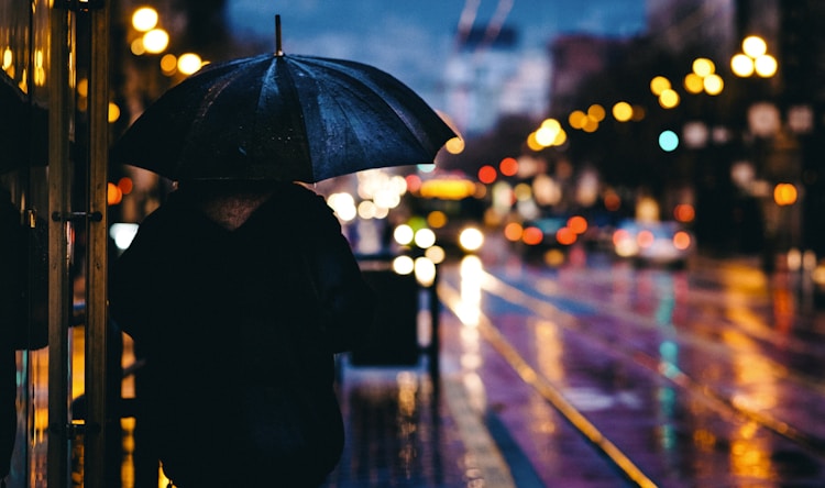 晚上下班下雨的说说心情短语,下雨的朋友圈说说心情短语插图