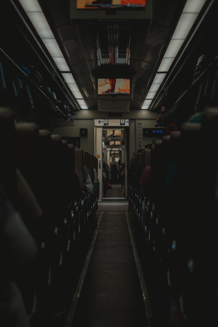 旅游客运车辆驾驶员应服从导游安排,旅游客运车辆的使用年限为插图2