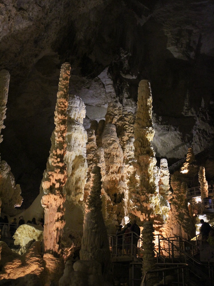 外国山洞探险电影,国外溶洞旅游插图2