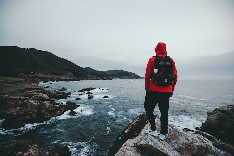 白色旅游鞋穿什么衣服好看,白色旅游鞋插图